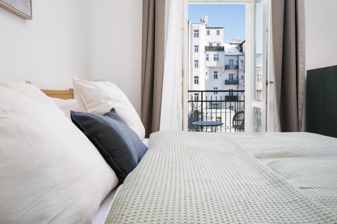 Days - Bright Flat - Small Balcony - Quiet Area Praha